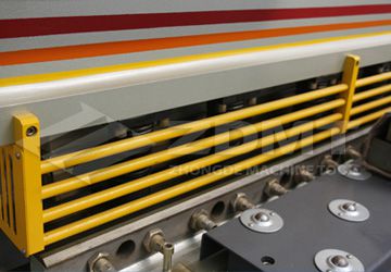 簡(jiǎn)易防護(hù)柵欄和球面工作臺(tái).jpg 簡(jiǎn)易防護(hù)柵欄和球面工作臺(tái).jpg