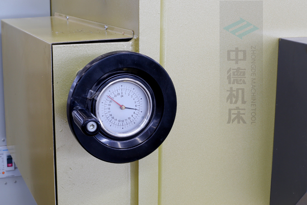 ZDG-640刀片間隙調(diào)節(jié)裝置，設(shè)置在機(jī)架前面，并有刻度顯示，調(diào)節(jié)方便.jpg