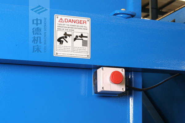 ZDSK-1632剪板機(jī)后部緊急停止按鈕，最大程度保障工人安全.jpg