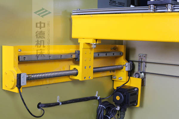 ZDPK-10032X軸配有滾珠絲桿及直線導(dǎo)軌，大功率伺服電機(jī)，鋼絲同步帶，能顯著提升X軸定位精度及速度