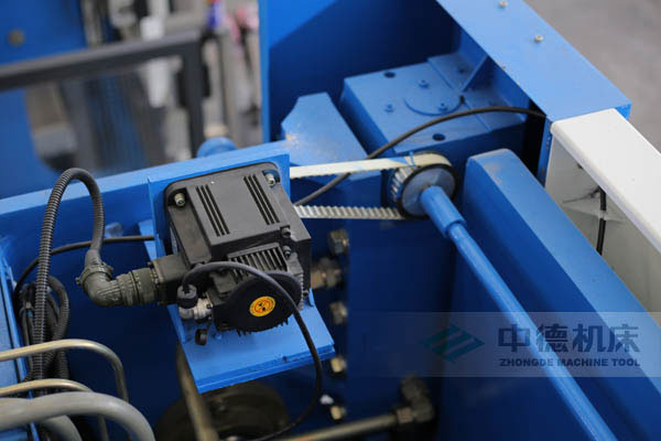 ZDPK-10032配有Y軸伺服定位功能，能精確有效提高Y軸精度，并使工作效率明顯提高