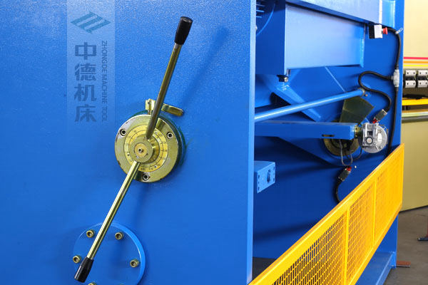 ZDS-432剪板機(jī)刀片間隙手動調(diào)節(jié)器，刻度清淅，調(diào)節(jié)省力又簡便.jpg