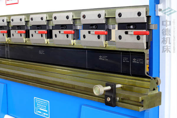 ZDPK-4015-標準分段模具并配合模具快夾，換?？焖?jpg